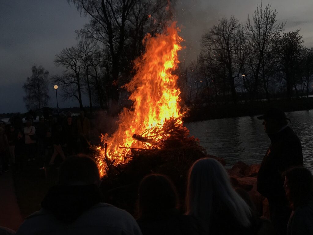 Att hålla lågan brinnande. Valborgsmässoeld.